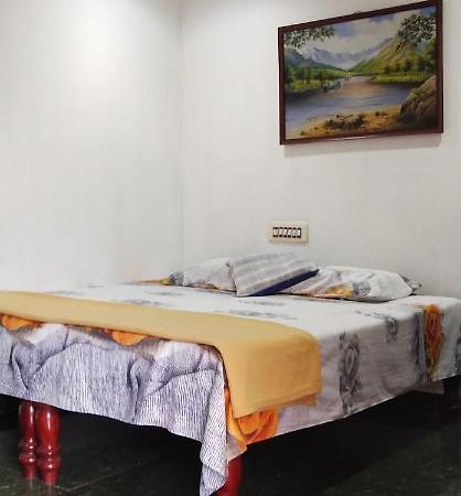 Floral Homestay Thekkady Bagian luar foto