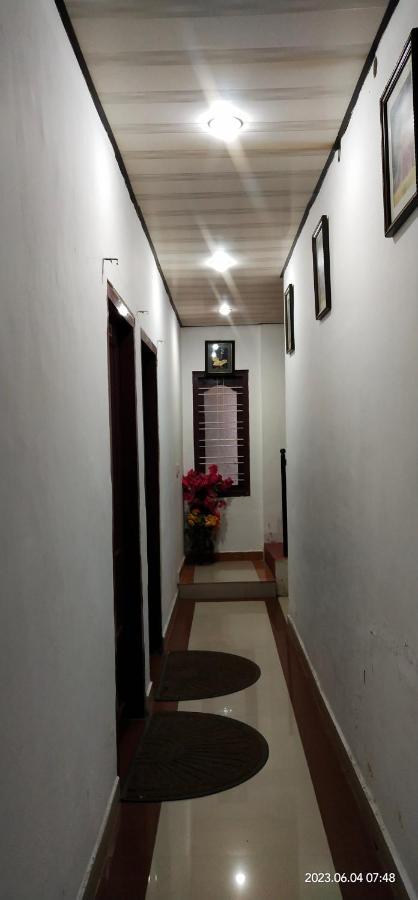 Floral Homestay Thekkady Bagian luar foto