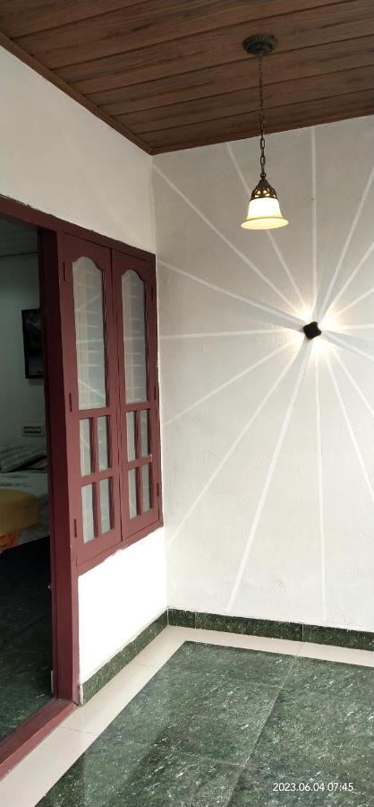 Floral Homestay Thekkady Bagian luar foto