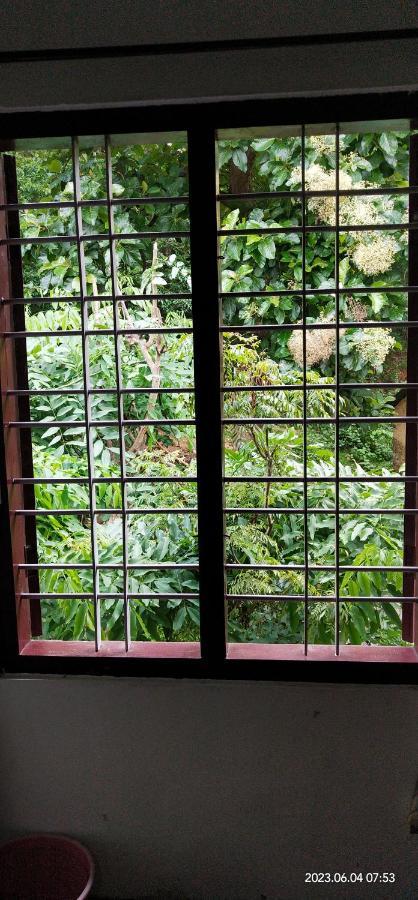 Floral Homestay Thekkady Bagian luar foto